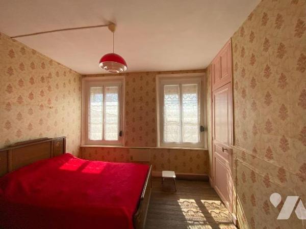 BEAUCAMPS-LE-VIEUX Maison d'habitation mitoyenne offrant au rez-de-chaussée cuisine, salon avec...