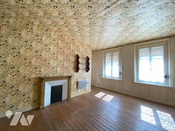 BEAUCAMPS-LE-VIEUX Maison d'habitation mitoyenne offrant au rez-de-chaussée cuisine, salon avec...