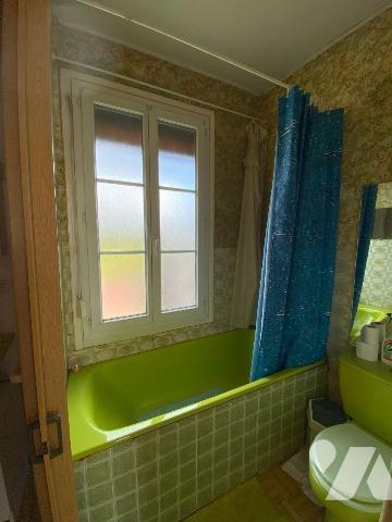 BEAUCAMPS-LE-VIEUX Maison d'habitation mitoyenne offrant au rez-de-chaussée cuisine, salon avec...