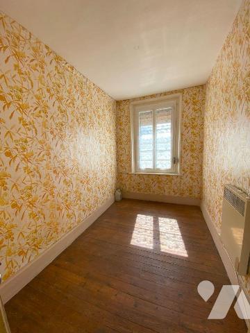 BEAUCAMPS-LE-VIEUX Maison d'habitation mitoyenne offrant au rez-de-chaussée cuisine, salon avec...