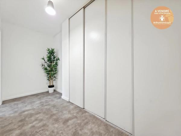 Vente                                                      Appartement
                        
                     3 pièces                      70 m2                     à Évry-Courcouronnes