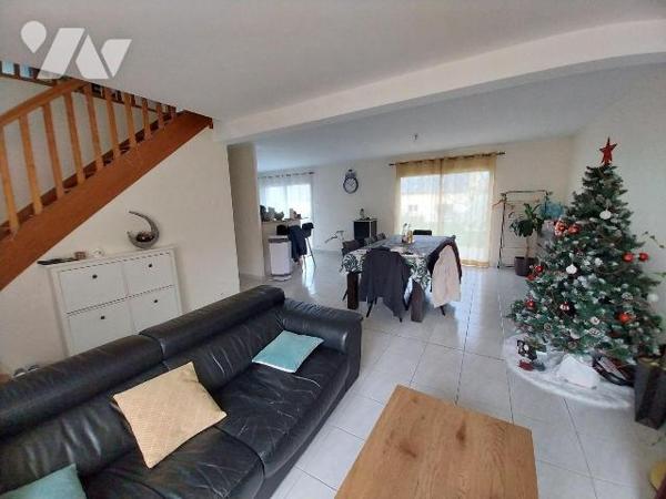 Maison à Vendre à Vitré (35500) en Ille-et-Vilaine (35)

Quartier SUD de VITRE, maison foncti...