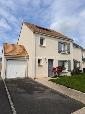 Limitrophe Mennecy sur la commune de Fontenay le Vicomte. Dans un secteur calme et recherché. Maison récente de 2016 comprenant  entrée, avec rangement, séjour double avec cuisine ouverte aménagée équipée (environ 32 m²), chambre, grand WC avec possibilité de créer une douche. A l'étage palier, 1 suite parentale avec salle d'eau, 2 chambres, salle de bain avec WC. Garage accolé. Terrain clos de 299 m². DPE C faible consommation énergétique.