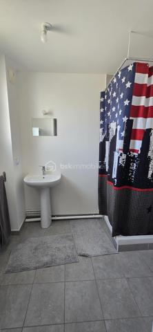 Limitrophe Mennecy sur la commune de Fontenay le Vicomte. Dans un secteur calme et recherché. Maison récente de 2016 comprenant  entrée, avec rangement, séjour double avec cuisine ouverte aménagée équipée (environ 32 m²), chambre, grand WC avec possibilité de créer une douche. A l'étage palier, 1 suite parentale avec salle d'eau, 2 chambres, salle de bain avec WC. Garage accolé. Terrain clos de 299 m². DPE C faible consommation énergétique.