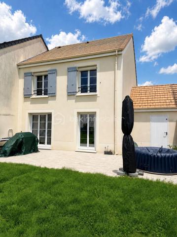 Limitrophe Mennecy sur la commune de Fontenay le Vicomte. Dans un secteur calme et recherché. Maison récente de 2016 comprenant  entrée, avec rangement, séjour double avec cuisine ouverte aménagée équipée (environ 32 m²), chambre, grand WC avec possibilité de créer une douche. A l'étage palier, 1 suite parentale avec salle d'eau, 2 chambres, salle de bain avec WC. Garage accolé. Terrain clos de 299 m². DPE C faible consommation énergétique.
