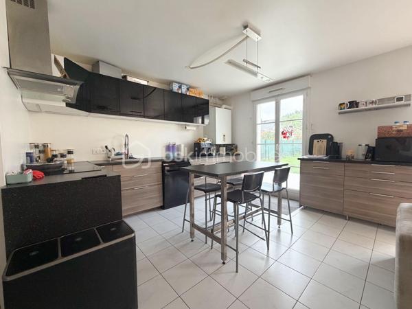 Limitrophe Mennecy sur la commune de Fontenay le Vicomte. Dans un secteur calme et recherché. Maison récente de 2016 comprenant  entrée, avec rangement, séjour double avec cuisine ouverte aménagée équipée (environ 32 m²), chambre, grand WC avec possibilité de créer une douche. A l'étage palier, 1 suite parentale avec salle d'eau, 2 chambres, salle de bain avec WC. Garage accolé. Terrain clos de 299 m². DPE C faible consommation énergétique.
