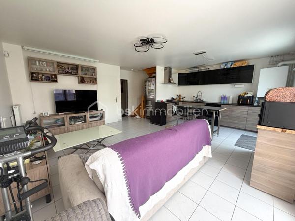 Limitrophe Mennecy sur la commune de Fontenay le Vicomte. Dans un secteur calme et recherché. Maison récente de 2016 comprenant  entrée, avec rangement, séjour double avec cuisine ouverte aménagée équipée (environ 32 m²), chambre, grand WC avec possibilité de créer une douche. A l'étage palier, 1 suite parentale avec salle d'eau, 2 chambres, salle de bain avec WC. Garage accolé. Terrain clos de 299 m². DPE C faible consommation énergétique.