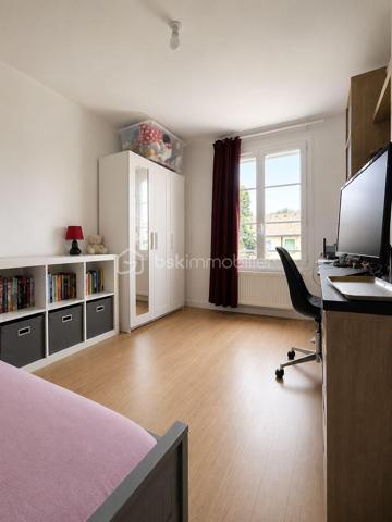 Limitrophe Mennecy sur la commune de Fontenay le Vicomte. Dans un secteur calme et recherché. Maison récente de 2016 comprenant  entrée, avec rangement, séjour double avec cuisine ouverte aménagée équipée (environ 32 m²), chambre, grand WC avec possibilité de créer une douche. A l'étage palier, 1 suite parentale avec salle d'eau, 2 chambres, salle de bain avec WC. Garage accolé. Terrain clos de 299 m². DPE C faible consommation énergétique.