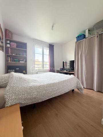 Limitrophe Mennecy sur la commune de Fontenay le Vicomte. Dans un secteur calme et recherché. Maison récente de 2016 comprenant  entrée, avec rangement, séjour double avec cuisine ouverte aménagée équipée (environ 32 m²), chambre, grand WC avec possibilité de créer une douche. A l'étage palier, 1 suite parentale avec salle d'eau, 2 chambres, salle de bain avec WC. Garage accolé. Terrain clos de 299 m². DPE C faible consommation énergétique.