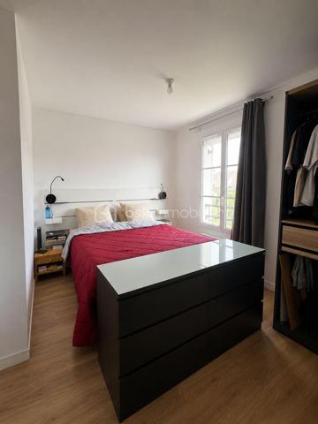 Limitrophe Mennecy sur la commune de Fontenay le Vicomte. Dans un secteur calme et recherché. Maison récente de 2016 comprenant  entrée, avec rangement, séjour double avec cuisine ouverte aménagée équipée (environ 32 m²), chambre, grand WC avec possibilité de créer une douche. A l'étage palier, 1 suite parentale avec salle d'eau, 2 chambres, salle de bain avec WC. Garage accolé. Terrain clos de 299 m². DPE C faible consommation énergétique.