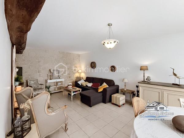 Découvrez cette magnifique maison de caractère idéalement située en plein centre-ville de Dammartin-en-Goële, alliant charme de l’ancien, beaux volumes et fort potentiel d’aménagement.

Nichée au fond d’une impasse avec portail desservant une cour privative, cette maison vous séduira dès votre arrivée par son environnement calme et son cachet unique.

À l’extérieur, vous bénéficierez :

d’un abri pour stationner un véhicule,
d’un atelier idéal pour les bricoleurs ou le stockage,
ainsi que d’un agréable jardin pour profiter des beaux jours.

La visite débute par une superbe véranda baignée de lumière, véritable pièce de vie supplémentaire, donnant accès à l’entrée de la maison.

Au rez-de-chaussée, vous découvrirez :

un séjour / salle à manger chaleureux,
une grande cuisine dinatoire aménagée et équipée,
un WC séparé,
une chaufferie avec espace buanderie,
ainsi qu’un placard sous escalier.

Au premier étage :

un palier desservant trois chambres avec placards,
une salle d’eau,
et un second WC séparé.

Au dernier étage, vous profiterez d’une magnifique pièce de 32 m² habitables et environ 55 m² au sol, actuellement aménagée en chambre avec point d’eau.

Cet espace offre de nombreuses possibilités :

suite parentale,
salle de sport,
bureau,
salle de jeux,
espace télétravail ou atelier artistique.

Vous recherchez une maison pleine de charme, avec de beaux volumes et le cachet de l’ancien ? Cette maison est faite pour vous !

Une visite s’impose pour découvrir tout son potentiel.