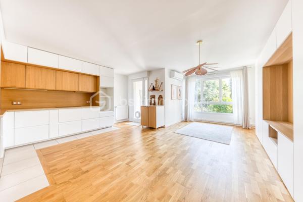 APPARTEMENT 3 PIECES LUMINEUX ET CLIMATISE

Découvrez ce bel appartement 3 pièces , climatisé, situé au sein d'une résidence récente, offrant un cadre de vie moderne, confortable et particulièrement agréable.

Dès l'entrée, vous serez séduit par une spacieuse pièce de vie baignée de lumière, avec sa cuisine ouverte, idéale pour partager des moments conviviaux. 

L'espace nuit, parfaitement séparé des pièces de vie, se compose de deux chambres, d'une salle de bains avec WC et une répartition harmonieuse des volumes.

Situé au 2ᵉ étage, cet appartement bénéficie d'une belle luminosité tout au long de la journée grâce à son exposition et à ses larges ouvertures.

Vous profiterez également d'un environnement recherché, à proximité immédiate des commerces de proximité, des établissements scolaires, des espaces verts et des transports en commun, facilitant les déplacements au quotidien.

Les atouts :
. Résidence récente.
. Appartement très lumineux.
. Climatisation
. Belle pièce de vie avec cuisine ouverte.
. Balcon agréable.
. Deux chambres avec espace nuit indépendant.
. Volumes bien pensés et fonctionnels.
. Commerces, écoles et transports accessibles rapidement.

Un appartement idéal pour un premier achat, une famille ou un investissement de qualité. À découvrir sans tarder !

Possibilité d'achat d'une place de stationnement (PMR) équipée d'une borne rechargeable en sus.