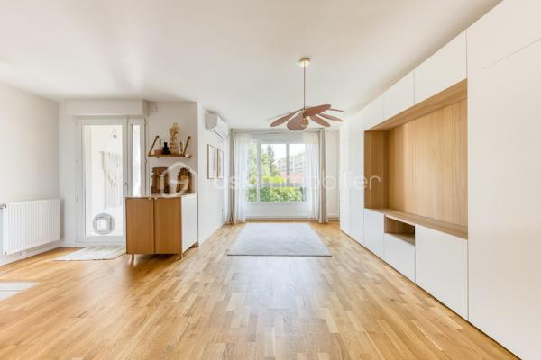 APPARTEMENT 3 PIECES LUMINEUX ET CLIMATISE

Découvrez ce bel appartement 3 pièces , climatisé, situé au sein d'une résidence récente, offrant un cadre de vie moderne, confortable et particulièrement agréable.

Dès l'entrée, vous serez séduit par une spacieuse pièce de vie baignée de lumière, avec sa cuisine ouverte, idéale pour partager des moments conviviaux. 

L'espace nuit, parfaitement séparé des pièces de vie, se compose de deux chambres, d'une salle de bains avec WC et une répartition harmonieuse des volumes.

Situé au 2ᵉ étage, cet appartement bénéficie d'une belle luminosité tout au long de la journée grâce à son exposition et à ses larges ouvertures.

Vous profiterez également d'un environnement recherché, à proximité immédiate des commerces de proximité, des établissements scolaires, des espaces verts et des transports en commun, facilitant les déplacements au quotidien.

Les atouts :
. Résidence récente.
. Appartement très lumineux.
. Climatisation
. Belle pièce de vie avec cuisine ouverte.
. Balcon agréable.
. Deux chambres avec espace nuit indépendant.
. Volumes bien pensés et fonctionnels.
. Commerces, écoles et transports accessibles rapidement.

Un appartement idéal pour un premier achat, une famille ou un investissement de qualité. À découvrir sans tarder !

Possibilité d'achat d'une place de stationnement (PMR) équipée d'une borne rechargeable en sus.
