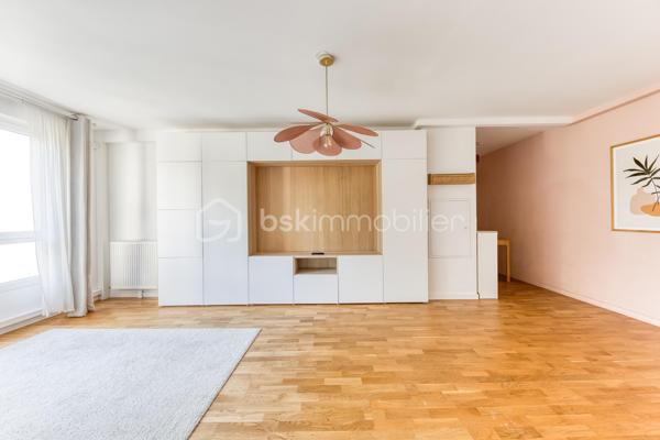 APPARTEMENT 3 PIECES LUMINEUX ET CLIMATISE

Découvrez ce bel appartement 3 pièces , climatisé, situé au sein d'une résidence récente, offrant un cadre de vie moderne, confortable et particulièrement agréable.

Dès l'entrée, vous serez séduit par une spacieuse pièce de vie baignée de lumière, avec sa cuisine ouverte, idéale pour partager des moments conviviaux. 

L'espace nuit, parfaitement séparé des pièces de vie, se compose de deux chambres, d'une salle de bains avec WC et une répartition harmonieuse des volumes.

Situé au 2ᵉ étage, cet appartement bénéficie d'une belle luminosité tout au long de la journée grâce à son exposition et à ses larges ouvertures.

Vous profiterez également d'un environnement recherché, à proximité immédiate des commerces de proximité, des établissements scolaires, des espaces verts et des transports en commun, facilitant les déplacements au quotidien.

Les atouts :
. Résidence récente.
. Appartement très lumineux.
. Climatisation
. Belle pièce de vie avec cuisine ouverte.
. Balcon agréable.
. Deux chambres avec espace nuit indépendant.
. Volumes bien pensés et fonctionnels.
. Commerces, écoles et transports accessibles rapidement.

Un appartement idéal pour un premier achat, une famille ou un investissement de qualité. À découvrir sans tarder !

Possibilité d'achat d'une place de stationnement (PMR) équipée d'une borne rechargeable en sus.