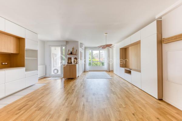 APPARTEMENT 3 PIECES LUMINEUX ET CLIMATISE

Découvrez ce bel appartement 3 pièces , climatisé, situé au sein d'une résidence récente, offrant un cadre de vie moderne, confortable et particulièrement agréable.

Dès l'entrée, vous serez séduit par une spacieuse pièce de vie baignée de lumière, avec sa cuisine ouverte, idéale pour partager des moments conviviaux. 

L'espace nuit, parfaitement séparé des pièces de vie, se compose de deux chambres, d'une salle de bains avec WC et une répartition harmonieuse des volumes.

Situé au 2ᵉ étage, cet appartement bénéficie d'une belle luminosité tout au long de la journée grâce à son exposition et à ses larges ouvertures.

Vous profiterez également d'un environnement recherché, à proximité immédiate des commerces de proximité, des établissements scolaires, des espaces verts et des transports en commun, facilitant les déplacements au quotidien.

Les atouts :
. Résidence récente.
. Appartement très lumineux.
. Climatisation
. Belle pièce de vie avec cuisine ouverte.
. Balcon agréable.
. Deux chambres avec espace nuit indépendant.
. Volumes bien pensés et fonctionnels.
. Commerces, écoles et transports accessibles rapidement.

Un appartement idéal pour un premier achat, une famille ou un investissement de qualité. À découvrir sans tarder !

Possibilité d'achat d'une place de stationnement (PMR) équipée d'une borne rechargeable en sus.