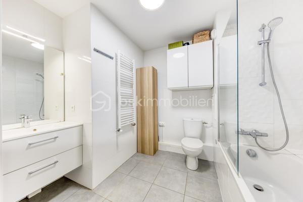 APPARTEMENT 3 PIECES LUMINEUX ET CLIMATISE

Découvrez ce bel appartement 3 pièces , climatisé, situé au sein d'une résidence récente, offrant un cadre de vie moderne, confortable et particulièrement agréable.

Dès l'entrée, vous serez séduit par une spacieuse pièce de vie baignée de lumière, avec sa cuisine ouverte, idéale pour partager des moments conviviaux. 

L'espace nuit, parfaitement séparé des pièces de vie, se compose de deux chambres, d'une salle de bains avec WC et une répartition harmonieuse des volumes.

Situé au 2ᵉ étage, cet appartement bénéficie d'une belle luminosité tout au long de la journée grâce à son exposition et à ses larges ouvertures.

Vous profiterez également d'un environnement recherché, à proximité immédiate des commerces de proximité, des établissements scolaires, des espaces verts et des transports en commun, facilitant les déplacements au quotidien.

Les atouts :
. Résidence récente.
. Appartement très lumineux.
. Climatisation
. Belle pièce de vie avec cuisine ouverte.
. Balcon agréable.
. Deux chambres avec espace nuit indépendant.
. Volumes bien pensés et fonctionnels.
. Commerces, écoles et transports accessibles rapidement.

Un appartement idéal pour un premier achat, une famille ou un investissement de qualité. À découvrir sans tarder !

Possibilité d'achat d'une place de stationnement (PMR) équipée d'une borne rechargeable en sus.