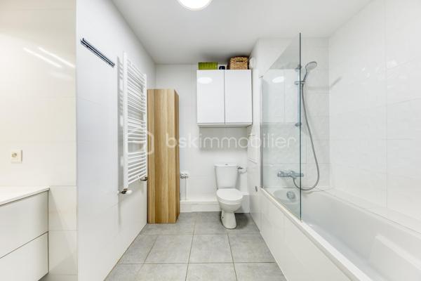 APPARTEMENT 3 PIECES LUMINEUX ET CLIMATISE

Découvrez ce bel appartement 3 pièces , climatisé, situé au sein d'une résidence récente, offrant un cadre de vie moderne, confortable et particulièrement agréable.

Dès l'entrée, vous serez séduit par une spacieuse pièce de vie baignée de lumière, avec sa cuisine ouverte, idéale pour partager des moments conviviaux. 

L'espace nuit, parfaitement séparé des pièces de vie, se compose de deux chambres, d'une salle de bains avec WC et une répartition harmonieuse des volumes.

Situé au 2ᵉ étage, cet appartement bénéficie d'une belle luminosité tout au long de la journée grâce à son exposition et à ses larges ouvertures.

Vous profiterez également d'un environnement recherché, à proximité immédiate des commerces de proximité, des établissements scolaires, des espaces verts et des transports en commun, facilitant les déplacements au quotidien.

Les atouts :
. Résidence récente.
. Appartement très lumineux.
. Climatisation
. Belle pièce de vie avec cuisine ouverte.
. Balcon agréable.
. Deux chambres avec espace nuit indépendant.
. Volumes bien pensés et fonctionnels.
. Commerces, écoles et transports accessibles rapidement.

Un appartement idéal pour un premier achat, une famille ou un investissement de qualité. À découvrir sans tarder !

Possibilité d'achat d'une place de stationnement (PMR) équipée d'une borne rechargeable en sus.