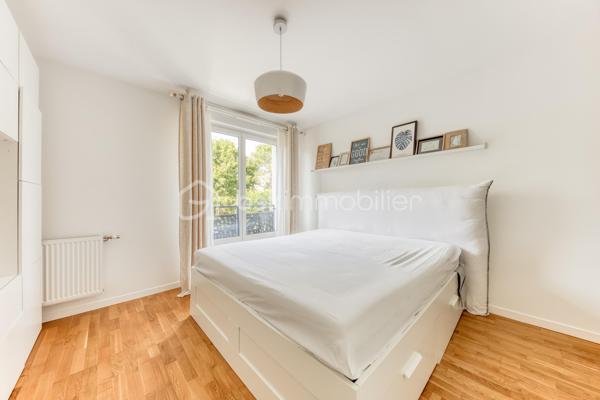 APPARTEMENT 3 PIECES LUMINEUX ET CLIMATISE

Découvrez ce bel appartement 3 pièces , climatisé, situé au sein d'une résidence récente, offrant un cadre de vie moderne, confortable et particulièrement agréable.

Dès l'entrée, vous serez séduit par une spacieuse pièce de vie baignée de lumière, avec sa cuisine ouverte, idéale pour partager des moments conviviaux. 

L'espace nuit, parfaitement séparé des pièces de vie, se compose de deux chambres, d'une salle de bains avec WC et une répartition harmonieuse des volumes.

Situé au 2ᵉ étage, cet appartement bénéficie d'une belle luminosité tout au long de la journée grâce à son exposition et à ses larges ouvertures.

Vous profiterez également d'un environnement recherché, à proximité immédiate des commerces de proximité, des établissements scolaires, des espaces verts et des transports en commun, facilitant les déplacements au quotidien.

Les atouts :
. Résidence récente.
. Appartement très lumineux.
. Climatisation
. Belle pièce de vie avec cuisine ouverte.
. Balcon agréable.
. Deux chambres avec espace nuit indépendant.
. Volumes bien pensés et fonctionnels.
. Commerces, écoles et transports accessibles rapidement.

Un appartement idéal pour un premier achat, une famille ou un investissement de qualité. À découvrir sans tarder !

Possibilité d'achat d'une place de stationnement (PMR) équipée d'une borne rechargeable en sus.