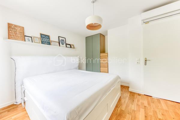 APPARTEMENT 3 PIECES LUMINEUX ET CLIMATISE

Découvrez ce bel appartement 3 pièces , climatisé, situé au sein d'une résidence récente, offrant un cadre de vie moderne, confortable et particulièrement agréable.

Dès l'entrée, vous serez séduit par une spacieuse pièce de vie baignée de lumière, avec sa cuisine ouverte, idéale pour partager des moments conviviaux. 

L'espace nuit, parfaitement séparé des pièces de vie, se compose de deux chambres, d'une salle de bains avec WC et une répartition harmonieuse des volumes.

Situé au 2ᵉ étage, cet appartement bénéficie d'une belle luminosité tout au long de la journée grâce à son exposition et à ses larges ouvertures.

Vous profiterez également d'un environnement recherché, à proximité immédiate des commerces de proximité, des établissements scolaires, des espaces verts et des transports en commun, facilitant les déplacements au quotidien.

Les atouts :
. Résidence récente.
. Appartement très lumineux.
. Climatisation
. Belle pièce de vie avec cuisine ouverte.
. Balcon agréable.
. Deux chambres avec espace nuit indépendant.
. Volumes bien pensés et fonctionnels.
. Commerces, écoles et transports accessibles rapidement.

Un appartement idéal pour un premier achat, une famille ou un investissement de qualité. À découvrir sans tarder !

Possibilité d'achat d'une place de stationnement (PMR) équipée d'une borne rechargeable en sus.
