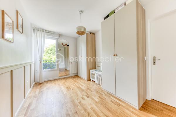 APPARTEMENT 3 PIECES LUMINEUX ET CLIMATISE

Découvrez ce bel appartement 3 pièces , climatisé, situé au sein d'une résidence récente, offrant un cadre de vie moderne, confortable et particulièrement agréable.

Dès l'entrée, vous serez séduit par une spacieuse pièce de vie baignée de lumière, avec sa cuisine ouverte, idéale pour partager des moments conviviaux. 

L'espace nuit, parfaitement séparé des pièces de vie, se compose de deux chambres, d'une salle de bains avec WC et une répartition harmonieuse des volumes.

Situé au 2ᵉ étage, cet appartement bénéficie d'une belle luminosité tout au long de la journée grâce à son exposition et à ses larges ouvertures.

Vous profiterez également d'un environnement recherché, à proximité immédiate des commerces de proximité, des établissements scolaires, des espaces verts et des transports en commun, facilitant les déplacements au quotidien.

Les atouts :
. Résidence récente.
. Appartement très lumineux.
. Climatisation
. Belle pièce de vie avec cuisine ouverte.
. Balcon agréable.
. Deux chambres avec espace nuit indépendant.
. Volumes bien pensés et fonctionnels.
. Commerces, écoles et transports accessibles rapidement.

Un appartement idéal pour un premier achat, une famille ou un investissement de qualité. À découvrir sans tarder !

Possibilité d'achat d'une place de stationnement (PMR) équipée d'une borne rechargeable en sus.