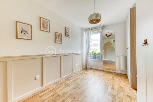 APPARTEMENT 3 PIECES LUMINEUX ET CLIMATISE

Découvrez ce bel appartement 3 pièces , climatisé, situé au sein d'une résidence récente, offrant un cadre de vie moderne, confortable et particulièrement agréable.

Dès l'entrée, vous serez séduit par une spacieuse pièce de vie baignée de lumière, avec sa cuisine ouverte, idéale pour partager des moments conviviaux. 

L'espace nuit, parfaitement séparé des pièces de vie, se compose de deux chambres, d'une salle de bains avec WC et une répartition harmonieuse des volumes.

Situé au 2ᵉ étage, cet appartement bénéficie d'une belle luminosité tout au long de la journée grâce à son exposition et à ses larges ouvertures.

Vous profiterez également d'un environnement recherché, à proximité immédiate des commerces de proximité, des établissements scolaires, des espaces verts et des transports en commun, facilitant les déplacements au quotidien.

Les atouts :
. Résidence récente.
. Appartement très lumineux.
. Climatisation
. Belle pièce de vie avec cuisine ouverte.
. Balcon agréable.
. Deux chambres avec espace nuit indépendant.
. Volumes bien pensés et fonctionnels.
. Commerces, écoles et transports accessibles rapidement.

Un appartement idéal pour un premier achat, une famille ou un investissement de qualité. À découvrir sans tarder !

Possibilité d'achat d'une place de stationnement (PMR) équipée d'une borne rechargeable en sus.