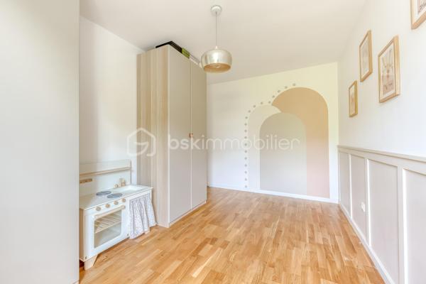 APPARTEMENT 3 PIECES LUMINEUX ET CLIMATISE

Découvrez ce bel appartement 3 pièces , climatisé, situé au sein d'une résidence récente, offrant un cadre de vie moderne, confortable et particulièrement agréable.

Dès l'entrée, vous serez séduit par une spacieuse pièce de vie baignée de lumière, avec sa cuisine ouverte, idéale pour partager des moments conviviaux. 

L'espace nuit, parfaitement séparé des pièces de vie, se compose de deux chambres, d'une salle de bains avec WC et une répartition harmonieuse des volumes.

Situé au 2ᵉ étage, cet appartement bénéficie d'une belle luminosité tout au long de la journée grâce à son exposition et à ses larges ouvertures.

Vous profiterez également d'un environnement recherché, à proximité immédiate des commerces de proximité, des établissements scolaires, des espaces verts et des transports en commun, facilitant les déplacements au quotidien.

Les atouts :
. Résidence récente.
. Appartement très lumineux.
. Climatisation
. Belle pièce de vie avec cuisine ouverte.
. Balcon agréable.
. Deux chambres avec espace nuit indépendant.
. Volumes bien pensés et fonctionnels.
. Commerces, écoles et transports accessibles rapidement.

Un appartement idéal pour un premier achat, une famille ou un investissement de qualité. À découvrir sans tarder !

Possibilité d'achat d'une place de stationnement (PMR) équipée d'une borne rechargeable en sus.
