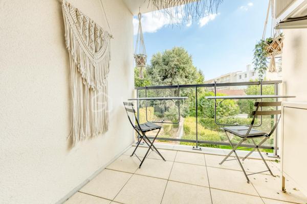 APPARTEMENT 3 PIECES LUMINEUX ET CLIMATISE

Découvrez ce bel appartement 3 pièces , climatisé, situé au sein d'une résidence récente, offrant un cadre de vie moderne, confortable et particulièrement agréable.

Dès l'entrée, vous serez séduit par une spacieuse pièce de vie baignée de lumière, avec sa cuisine ouverte, idéale pour partager des moments conviviaux. 

L'espace nuit, parfaitement séparé des pièces de vie, se compose de deux chambres, d'une salle de bains avec WC et une répartition harmonieuse des volumes.

Situé au 2ᵉ étage, cet appartement bénéficie d'une belle luminosité tout au long de la journée grâce à son exposition et à ses larges ouvertures.

Vous profiterez également d'un environnement recherché, à proximité immédiate des commerces de proximité, des établissements scolaires, des espaces verts et des transports en commun, facilitant les déplacements au quotidien.

Les atouts :
. Résidence récente.
. Appartement très lumineux.
. Climatisation
. Belle pièce de vie avec cuisine ouverte.
. Balcon agréable.
. Deux chambres avec espace nuit indépendant.
. Volumes bien pensés et fonctionnels.
. Commerces, écoles et transports accessibles rapidement.

Un appartement idéal pour un premier achat, une famille ou un investissement de qualité. À découvrir sans tarder !

Possibilité d'achat d'une place de stationnement (PMR) équipée d'une borne rechargeable en sus.