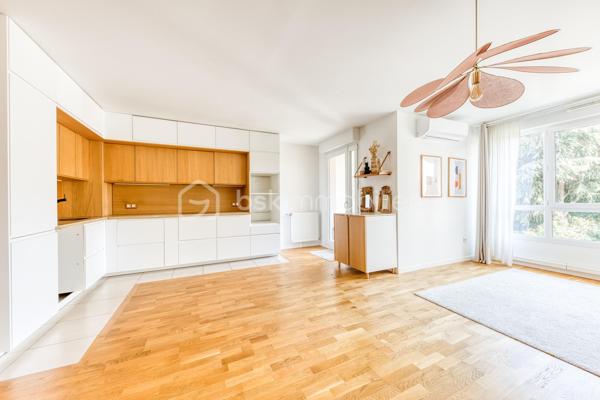 APPARTEMENT 3 PIECES LUMINEUX ET CLIMATISE

Découvrez ce bel appartement 3 pièces , climatisé, situé au sein d'une résidence récente, offrant un cadre de vie moderne, confortable et particulièrement agréable.

Dès l'entrée, vous serez séduit par une spacieuse pièce de vie baignée de lumière, avec sa cuisine ouverte, idéale pour partager des moments conviviaux. 

L'espace nuit, parfaitement séparé des pièces de vie, se compose de deux chambres, d'une salle de bains avec WC et une répartition harmonieuse des volumes.

Situé au 2ᵉ étage, cet appartement bénéficie d'une belle luminosité tout au long de la journée grâce à son exposition et à ses larges ouvertures.

Vous profiterez également d'un environnement recherché, à proximité immédiate des commerces de proximité, des établissements scolaires, des espaces verts et des transports en commun, facilitant les déplacements au quotidien.

Les atouts :
. Résidence récente.
. Appartement très lumineux.
. Climatisation
. Belle pièce de vie avec cuisine ouverte.
. Balcon agréable.
. Deux chambres avec espace nuit indépendant.
. Volumes bien pensés et fonctionnels.
. Commerces, écoles et transports accessibles rapidement.

Un appartement idéal pour un premier achat, une famille ou un investissement de qualité. À découvrir sans tarder !

Possibilité d'achat d'une place de stationnement (PMR) équipée d'une borne rechargeable en sus.