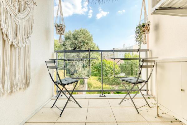 APPARTEMENT 3 PIECES LUMINEUX ET CLIMATISE

Découvrez ce bel appartement 3 pièces , climatisé, situé au sein d'une résidence récente, offrant un cadre de vie moderne, confortable et particulièrement agréable.

Dès l'entrée, vous serez séduit par une spacieuse pièce de vie baignée de lumière, avec sa cuisine ouverte, idéale pour partager des moments conviviaux. 

L'espace nuit, parfaitement séparé des pièces de vie, se compose de deux chambres, d'une salle de bains avec WC et une répartition harmonieuse des volumes.

Situé au 2ᵉ étage, cet appartement bénéficie d'une belle luminosité tout au long de la journée grâce à son exposition et à ses larges ouvertures.

Vous profiterez également d'un environnement recherché, à proximité immédiate des commerces de proximité, des établissements scolaires, des espaces verts et des transports en commun, facilitant les déplacements au quotidien.

Les atouts :
. Résidence récente.
. Appartement très lumineux.
. Climatisation
. Belle pièce de vie avec cuisine ouverte.
. Balcon agréable.
. Deux chambres avec espace nuit indépendant.
. Volumes bien pensés et fonctionnels.
. Commerces, écoles et transports accessibles rapidement.

Un appartement idéal pour un premier achat, une famille ou un investissement de qualité. À découvrir sans tarder !

Possibilité d'achat d'une place de stationnement (PMR) équipée d'une borne rechargeable en sus.