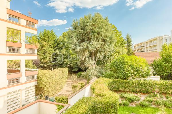 APPARTEMENT 3 PIECES LUMINEUX ET CLIMATISE

Découvrez ce bel appartement 3 pièces , climatisé, situé au sein d'une résidence récente, offrant un cadre de vie moderne, confortable et particulièrement agréable.

Dès l'entrée, vous serez séduit par une spacieuse pièce de vie baignée de lumière, avec sa cuisine ouverte, idéale pour partager des moments conviviaux. 

L'espace nuit, parfaitement séparé des pièces de vie, se compose de deux chambres, d'une salle de bains avec WC et une répartition harmonieuse des volumes.

Situé au 2ᵉ étage, cet appartement bénéficie d'une belle luminosité tout au long de la journée grâce à son exposition et à ses larges ouvertures.

Vous profiterez également d'un environnement recherché, à proximité immédiate des commerces de proximité, des établissements scolaires, des espaces verts et des transports en commun, facilitant les déplacements au quotidien.

Les atouts :
. Résidence récente.
. Appartement très lumineux.
. Climatisation
. Belle pièce de vie avec cuisine ouverte.
. Balcon agréable.
. Deux chambres avec espace nuit indépendant.
. Volumes bien pensés et fonctionnels.
. Commerces, écoles et transports accessibles rapidement.

Un appartement idéal pour un premier achat, une famille ou un investissement de qualité. À découvrir sans tarder !

Possibilité d'achat d'une place de stationnement (PMR) équipée d'une borne rechargeable en sus.