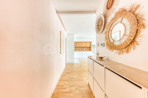 APPARTEMENT 3 PIECES LUMINEUX ET CLIMATISE

Découvrez ce bel appartement 3 pièces , climatisé, situé au sein d'une résidence récente, offrant un cadre de vie moderne, confortable et particulièrement agréable.

Dès l'entrée, vous serez séduit par une spacieuse pièce de vie baignée de lumière, avec sa cuisine ouverte, idéale pour partager des moments conviviaux. 

L'espace nuit, parfaitement séparé des pièces de vie, se compose de deux chambres, d'une salle de bains avec WC et une répartition harmonieuse des volumes.

Situé au 2ᵉ étage, cet appartement bénéficie d'une belle luminosité tout au long de la journée grâce à son exposition et à ses larges ouvertures.

Vous profiterez également d'un environnement recherché, à proximité immédiate des commerces de proximité, des établissements scolaires, des espaces verts et des transports en commun, facilitant les déplacements au quotidien.

Les atouts :
. Résidence récente.
. Appartement très lumineux.
. Climatisation
. Belle pièce de vie avec cuisine ouverte.
. Balcon agréable.
. Deux chambres avec espace nuit indépendant.
. Volumes bien pensés et fonctionnels.
. Commerces, écoles et transports accessibles rapidement.

Un appartement idéal pour un premier achat, une famille ou un investissement de qualité. À découvrir sans tarder !

Possibilité d'achat d'une place de stationnement (PMR) équipée d'une borne rechargeable en sus.