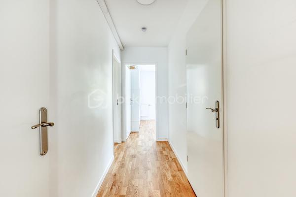 APPARTEMENT 3 PIECES LUMINEUX ET CLIMATISE

Découvrez ce bel appartement 3 pièces , climatisé, situé au sein d'une résidence récente, offrant un cadre de vie moderne, confortable et particulièrement agréable.

Dès l'entrée, vous serez séduit par une spacieuse pièce de vie baignée de lumière, avec sa cuisine ouverte, idéale pour partager des moments conviviaux. 

L'espace nuit, parfaitement séparé des pièces de vie, se compose de deux chambres, d'une salle de bains avec WC et une répartition harmonieuse des volumes.

Situé au 2ᵉ étage, cet appartement bénéficie d'une belle luminosité tout au long de la journée grâce à son exposition et à ses larges ouvertures.

Vous profiterez également d'un environnement recherché, à proximité immédiate des commerces de proximité, des établissements scolaires, des espaces verts et des transports en commun, facilitant les déplacements au quotidien.

Les atouts :
. Résidence récente.
. Appartement très lumineux.
. Climatisation
. Belle pièce de vie avec cuisine ouverte.
. Balcon agréable.
. Deux chambres avec espace nuit indépendant.
. Volumes bien pensés et fonctionnels.
. Commerces, écoles et transports accessibles rapidement.

Un appartement idéal pour un premier achat, une famille ou un investissement de qualité. À découvrir sans tarder !

Possibilité d'achat d'une place de stationnement (PMR) équipée d'une borne rechargeable en sus.