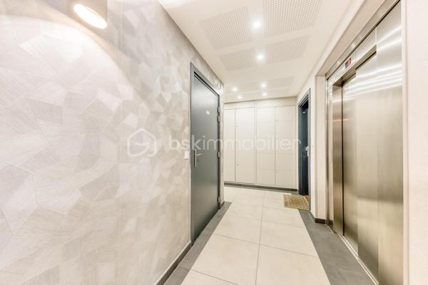 APPARTEMENT 3 PIECES LUMINEUX ET CLIMATISE

Découvrez ce bel appartement 3 pièces , climatisé, situé au sein d'une résidence récente, offrant un cadre de vie moderne, confortable et particulièrement agréable.

Dès l'entrée, vous serez séduit par une spacieuse pièce de vie baignée de lumière, avec sa cuisine ouverte, idéale pour partager des moments conviviaux. 

L'espace nuit, parfaitement séparé des pièces de vie, se compose de deux chambres, d'une salle de bains avec WC et une répartition harmonieuse des volumes.

Situé au 2ᵉ étage, cet appartement bénéficie d'une belle luminosité tout au long de la journée grâce à son exposition et à ses larges ouvertures.

Vous profiterez également d'un environnement recherché, à proximité immédiate des commerces de proximité, des établissements scolaires, des espaces verts et des transports en commun, facilitant les déplacements au quotidien.

Les atouts :
. Résidence récente.
. Appartement très lumineux.
. Climatisation
. Belle pièce de vie avec cuisine ouverte.
. Balcon agréable.
. Deux chambres avec espace nuit indépendant.
. Volumes bien pensés et fonctionnels.
. Commerces, écoles et transports accessibles rapidement.

Un appartement idéal pour un premier achat, une famille ou un investissement de qualité. À découvrir sans tarder !

Possibilité d'achat d'une place de stationnement (PMR) équipée d'une borne rechargeable en sus.
