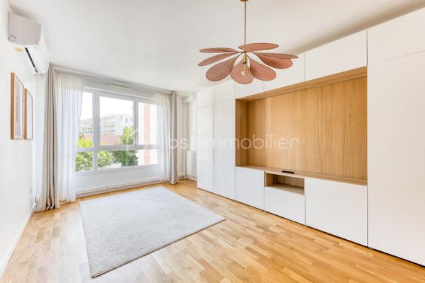 APPARTEMENT 3 PIECES LUMINEUX ET CLIMATISE

Découvrez ce bel appartement 3 pièces , climatisé, situé au sein d'une résidence récente, offrant un cadre de vie moderne, confortable et particulièrement agréable.

Dès l'entrée, vous serez séduit par une spacieuse pièce de vie baignée de lumière, avec sa cuisine ouverte, idéale pour partager des moments conviviaux. 

L'espace nuit, parfaitement séparé des pièces de vie, se compose de deux chambres, d'une salle de bains avec WC et une répartition harmonieuse des volumes.

Situé au 2ᵉ étage, cet appartement bénéficie d'une belle luminosité tout au long de la journée grâce à son exposition et à ses larges ouvertures.

Vous profiterez également d'un environnement recherché, à proximité immédiate des commerces de proximité, des établissements scolaires, des espaces verts et des transports en commun, facilitant les déplacements au quotidien.

Les atouts :
. Résidence récente.
. Appartement très lumineux.
. Climatisation
. Belle pièce de vie avec cuisine ouverte.
. Balcon agréable.
. Deux chambres avec espace nuit indépendant.
. Volumes bien pensés et fonctionnels.
. Commerces, écoles et transports accessibles rapidement.

Un appartement idéal pour un premier achat, une famille ou un investissement de qualité. À découvrir sans tarder !

Possibilité d'achat d'une place de stationnement (PMR) équipée d'une borne rechargeable en sus.