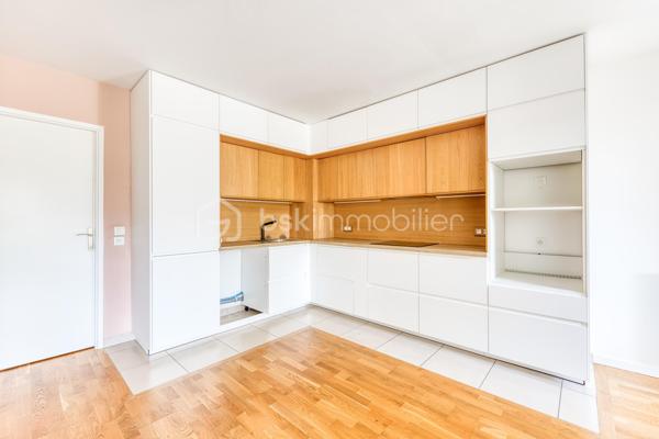 APPARTEMENT 3 PIECES LUMINEUX ET CLIMATISE

Découvrez ce bel appartement 3 pièces , climatisé, situé au sein d'une résidence récente, offrant un cadre de vie moderne, confortable et particulièrement agréable.

Dès l'entrée, vous serez séduit par une spacieuse pièce de vie baignée de lumière, avec sa cuisine ouverte, idéale pour partager des moments conviviaux. 

L'espace nuit, parfaitement séparé des pièces de vie, se compose de deux chambres, d'une salle de bains avec WC et une répartition harmonieuse des volumes.

Situé au 2ᵉ étage, cet appartement bénéficie d'une belle luminosité tout au long de la journée grâce à son exposition et à ses larges ouvertures.

Vous profiterez également d'un environnement recherché, à proximité immédiate des commerces de proximité, des établissements scolaires, des espaces verts et des transports en commun, facilitant les déplacements au quotidien.

Les atouts :
. Résidence récente.
. Appartement très lumineux.
. Climatisation
. Belle pièce de vie avec cuisine ouverte.
. Balcon agréable.
. Deux chambres avec espace nuit indépendant.
. Volumes bien pensés et fonctionnels.
. Commerces, écoles et transports accessibles rapidement.

Un appartement idéal pour un premier achat, une famille ou un investissement de qualité. À découvrir sans tarder !

Possibilité d'achat d'une place de stationnement (PMR) équipée d'une borne rechargeable en sus.