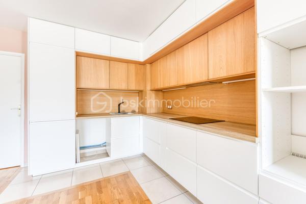 APPARTEMENT 3 PIECES LUMINEUX ET CLIMATISE

Découvrez ce bel appartement 3 pièces , climatisé, situé au sein d'une résidence récente, offrant un cadre de vie moderne, confortable et particulièrement agréable.

Dès l'entrée, vous serez séduit par une spacieuse pièce de vie baignée de lumière, avec sa cuisine ouverte, idéale pour partager des moments conviviaux. 

L'espace nuit, parfaitement séparé des pièces de vie, se compose de deux chambres, d'une salle de bains avec WC et une répartition harmonieuse des volumes.

Situé au 2ᵉ étage, cet appartement bénéficie d'une belle luminosité tout au long de la journée grâce à son exposition et à ses larges ouvertures.

Vous profiterez également d'un environnement recherché, à proximité immédiate des commerces de proximité, des établissements scolaires, des espaces verts et des transports en commun, facilitant les déplacements au quotidien.

Les atouts :
. Résidence récente.
. Appartement très lumineux.
. Climatisation
. Belle pièce de vie avec cuisine ouverte.
. Balcon agréable.
. Deux chambres avec espace nuit indépendant.
. Volumes bien pensés et fonctionnels.
. Commerces, écoles et transports accessibles rapidement.

Un appartement idéal pour un premier achat, une famille ou un investissement de qualité. À découvrir sans tarder !

Possibilité d'achat d'une place de stationnement (PMR) équipée d'une borne rechargeable en sus.