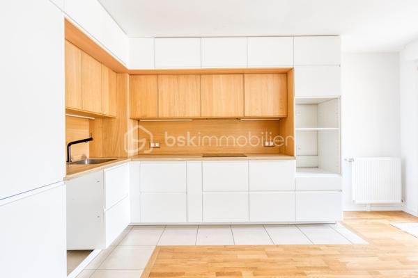 APPARTEMENT 3 PIECES LUMINEUX ET CLIMATISE

Découvrez ce bel appartement 3 pièces , climatisé, situé au sein d'une résidence récente, offrant un cadre de vie moderne, confortable et particulièrement agréable.

Dès l'entrée, vous serez séduit par une spacieuse pièce de vie baignée de lumière, avec sa cuisine ouverte, idéale pour partager des moments conviviaux. 

L'espace nuit, parfaitement séparé des pièces de vie, se compose de deux chambres, d'une salle de bains avec WC et une répartition harmonieuse des volumes.

Situé au 2ᵉ étage, cet appartement bénéficie d'une belle luminosité tout au long de la journée grâce à son exposition et à ses larges ouvertures.

Vous profiterez également d'un environnement recherché, à proximité immédiate des commerces de proximité, des établissements scolaires, des espaces verts et des transports en commun, facilitant les déplacements au quotidien.

Les atouts :
. Résidence récente.
. Appartement très lumineux.
. Climatisation
. Belle pièce de vie avec cuisine ouverte.
. Balcon agréable.
. Deux chambres avec espace nuit indépendant.
. Volumes bien pensés et fonctionnels.
. Commerces, écoles et transports accessibles rapidement.

Un appartement idéal pour un premier achat, une famille ou un investissement de qualité. À découvrir sans tarder !

Possibilité d'achat d'une place de stationnement (PMR) équipée d'une borne rechargeable en sus.