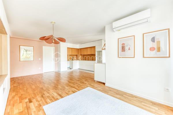 APPARTEMENT 3 PIECES LUMINEUX ET CLIMATISE

Découvrez ce bel appartement 3 pièces , climatisé, situé au sein d'une résidence récente, offrant un cadre de vie moderne, confortable et particulièrement agréable.

Dès l'entrée, vous serez séduit par une spacieuse pièce de vie baignée de lumière, avec sa cuisine ouverte, idéale pour partager des moments conviviaux. 

L'espace nuit, parfaitement séparé des pièces de vie, se compose de deux chambres, d'une salle de bains avec WC et une répartition harmonieuse des volumes.

Situé au 2ᵉ étage, cet appartement bénéficie d'une belle luminosité tout au long de la journée grâce à son exposition et à ses larges ouvertures.

Vous profiterez également d'un environnement recherché, à proximité immédiate des commerces de proximité, des établissements scolaires, des espaces verts et des transports en commun, facilitant les déplacements au quotidien.

Les atouts :
. Résidence récente.
. Appartement très lumineux.
. Climatisation
. Belle pièce de vie avec cuisine ouverte.
. Balcon agréable.
. Deux chambres avec espace nuit indépendant.
. Volumes bien pensés et fonctionnels.
. Commerces, écoles et transports accessibles rapidement.

Un appartement idéal pour un premier achat, une famille ou un investissement de qualité. À découvrir sans tarder !

Possibilité d'achat d'une place de stationnement (PMR) équipée d'une borne rechargeable en sus.
