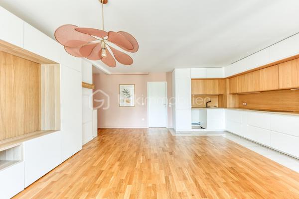 APPARTEMENT 3 PIECES LUMINEUX ET CLIMATISE

Découvrez ce bel appartement 3 pièces , climatisé, situé au sein d'une résidence récente, offrant un cadre de vie moderne, confortable et particulièrement agréable.

Dès l'entrée, vous serez séduit par une spacieuse pièce de vie baignée de lumière, avec sa cuisine ouverte, idéale pour partager des moments conviviaux. 

L'espace nuit, parfaitement séparé des pièces de vie, se compose de deux chambres, d'une salle de bains avec WC et une répartition harmonieuse des volumes.

Situé au 2ᵉ étage, cet appartement bénéficie d'une belle luminosité tout au long de la journée grâce à son exposition et à ses larges ouvertures.

Vous profiterez également d'un environnement recherché, à proximité immédiate des commerces de proximité, des établissements scolaires, des espaces verts et des transports en commun, facilitant les déplacements au quotidien.

Les atouts :
. Résidence récente.
. Appartement très lumineux.
. Climatisation
. Belle pièce de vie avec cuisine ouverte.
. Balcon agréable.
. Deux chambres avec espace nuit indépendant.
. Volumes bien pensés et fonctionnels.
. Commerces, écoles et transports accessibles rapidement.

Un appartement idéal pour un premier achat, une famille ou un investissement de qualité. À découvrir sans tarder !

Possibilité d'achat d'une place de stationnement (PMR) équipée d'une borne rechargeable en sus.