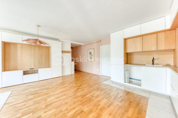APPARTEMENT 3 PIECES LUMINEUX ET CLIMATISE

Découvrez ce bel appartement 3 pièces , climatisé, situé au sein d'une résidence récente, offrant un cadre de vie moderne, confortable et particulièrement agréable.

Dès l'entrée, vous serez séduit par une spacieuse pièce de vie baignée de lumière, avec sa cuisine ouverte, idéale pour partager des moments conviviaux. 

L'espace nuit, parfaitement séparé des pièces de vie, se compose de deux chambres, d'une salle de bains avec WC et une répartition harmonieuse des volumes.

Situé au 2ᵉ étage, cet appartement bénéficie d'une belle luminosité tout au long de la journée grâce à son exposition et à ses larges ouvertures.

Vous profiterez également d'un environnement recherché, à proximité immédiate des commerces de proximité, des établissements scolaires, des espaces verts et des transports en commun, facilitant les déplacements au quotidien.

Les atouts :
. Résidence récente.
. Appartement très lumineux.
. Climatisation
. Belle pièce de vie avec cuisine ouverte.
. Balcon agréable.
. Deux chambres avec espace nuit indépendant.
. Volumes bien pensés et fonctionnels.
. Commerces, écoles et transports accessibles rapidement.

Un appartement idéal pour un premier achat, une famille ou un investissement de qualité. À découvrir sans tarder !

Possibilité d'achat d'une place de stationnement (PMR) équipée d'une borne rechargeable en sus.