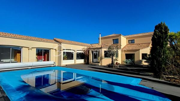 LES SABLES D'OLONNE, LE CHATEAU D'OLONNE, LA PIRONNIERE, à proximité immédiate de la plage de TANCHET, Découvrez cette superbe villa aux volumes généreux et aux prestations haut de gamme, idéale pour une vie de famille confortable et, pour recevoir en toute convivialité.
Dès l'entrée, vous serez séduits par une vaste entrée avec un vestiaire, offrant un accueil élégant et fonctionnel.
La maison s'ouvre ensuite sur une magnifique pièce de vie d'environ 70m2, composée d'un séjour en lumineux avec une cheminée, une salle à manger et une cuisine ouverte parfaitement agencée pour profiter de la terrasse avec piscine. 
Deux belles chambres de plain-pied dont une suite parentale avec sa salle de bain privative complètent les prestations du rez-de-chaussée.
A l'étage, un pallier dessert trois chambres supplémentaires idéales pour les enfants et les invités, une salle d'eau.
A l'extérieur, profitez d'un environnement sans vis à vis, au calme avec une piscine, un pool house, un sauna et un jacuzzi, pour des moments de bien-être toute l'année.
DOUBLE GARAGE
Les atouts:
- Architecture contemporaine de qualité aux volumes généreux
- Pièce de réception de 70m2 ouverte et lumineuse
- 5 chambres dont une suite parentale en rez-de-chaussée
- Espace détente complet: Piscine, sauna, jacuzzi et pool house
- Double Garage
A VISITER SANS TARDER!