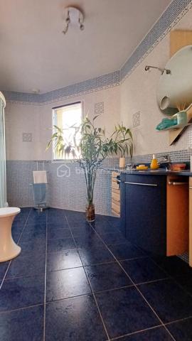 LES SABLES D'OLONNE, LE CHATEAU D'OLONNE, LA PIRONNIERE, à proximité immédiate de la plage de TANCHET, Découvrez cette superbe villa aux volumes généreux et aux prestations haut de gamme, idéale pour une vie de famille confortable et, pour recevoir en toute convivialité.
Dès l'entrée, vous serez séduits par une vaste entrée avec un vestiaire, offrant un accueil élégant et fonctionnel.
La maison s'ouvre ensuite sur une magnifique pièce de vie d'environ 70m2, composée d'un séjour en lumineux avec une cheminée, une salle à manger et une cuisine ouverte parfaitement agencée pour profiter de la terrasse avec piscine. 
Deux belles chambres de plain-pied dont une suite parentale avec sa salle de bain privative complètent les prestations du rez-de-chaussée.
A l'étage, un pallier dessert trois chambres supplémentaires idéales pour les enfants et les invités, une salle d'eau.
A l'extérieur, profitez d'un environnement sans vis à vis, au calme avec une piscine, un pool house, un sauna et un jacuzzi, pour des moments de bien-être toute l'année.
DOUBLE GARAGE
Les atouts:
- Architecture contemporaine de qualité aux volumes généreux
- Pièce de réception de 70m2 ouverte et lumineuse
- 5 chambres dont une suite parentale en rez-de-chaussée
- Espace détente complet: Piscine, sauna, jacuzzi et pool house
- Double Garage
A VISITER SANS TARDER!