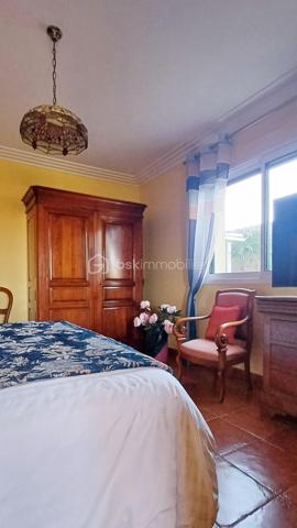 LES SABLES D'OLONNE, LE CHATEAU D'OLONNE, LA PIRONNIERE, à proximité immédiate de la plage de TANCHET, Découvrez cette superbe villa aux volumes généreux et aux prestations haut de gamme, idéale pour une vie de famille confortable et, pour recevoir en toute convivialité.
Dès l'entrée, vous serez séduits par une vaste entrée avec un vestiaire, offrant un accueil élégant et fonctionnel.
La maison s'ouvre ensuite sur une magnifique pièce de vie d'environ 70m2, composée d'un séjour en lumineux avec une cheminée, une salle à manger et une cuisine ouverte parfaitement agencée pour profiter de la terrasse avec piscine. 
Deux belles chambres de plain-pied dont une suite parentale avec sa salle de bain privative complètent les prestations du rez-de-chaussée.
A l'étage, un pallier dessert trois chambres supplémentaires idéales pour les enfants et les invités, une salle d'eau.
A l'extérieur, profitez d'un environnement sans vis à vis, au calme avec une piscine, un pool house, un sauna et un jacuzzi, pour des moments de bien-être toute l'année.
DOUBLE GARAGE
Les atouts:
- Architecture contemporaine de qualité aux volumes généreux
- Pièce de réception de 70m2 ouverte et lumineuse
- 5 chambres dont une suite parentale en rez-de-chaussée
- Espace détente complet: Piscine, sauna, jacuzzi et pool house
- Double Garage
A VISITER SANS TARDER!