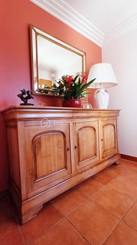LES SABLES D'OLONNE, LE CHATEAU D'OLONNE, LA PIRONNIERE, à proximité immédiate de la plage de TANCHET, Découvrez cette superbe villa aux volumes généreux et aux prestations haut de gamme, idéale pour une vie de famille confortable et, pour recevoir en toute convivialité.
Dès l'entrée, vous serez séduits par une vaste entrée avec un vestiaire, offrant un accueil élégant et fonctionnel.
La maison s'ouvre ensuite sur une magnifique pièce de vie d'environ 70m2, composée d'un séjour en lumineux avec une cheminée, une salle à manger et une cuisine ouverte parfaitement agencée pour profiter de la terrasse avec piscine. 
Deux belles chambres de plain-pied dont une suite parentale avec sa salle de bain privative complètent les prestations du rez-de-chaussée.
A l'étage, un pallier dessert trois chambres supplémentaires idéales pour les enfants et les invités, une salle d'eau.
A l'extérieur, profitez d'un environnement sans vis à vis, au calme avec une piscine, un pool house, un sauna et un jacuzzi, pour des moments de bien-être toute l'année.
DOUBLE GARAGE
Les atouts:
- Architecture contemporaine de qualité aux volumes généreux
- Pièce de réception de 70m2 ouverte et lumineuse
- 5 chambres dont une suite parentale en rez-de-chaussée
- Espace détente complet: Piscine, sauna, jacuzzi et pool house
- Double Garage
A VISITER SANS TARDER!