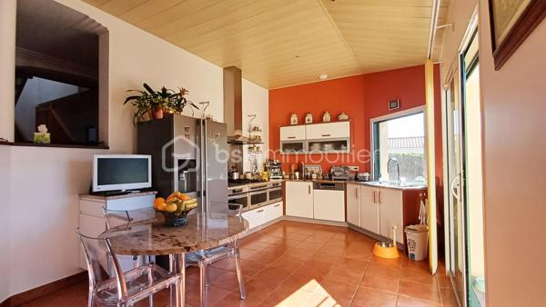 LES SABLES D'OLONNE, LE CHATEAU D'OLONNE, LA PIRONNIERE, à proximité immédiate de la plage de TANCHET, Découvrez cette superbe villa aux volumes généreux et aux prestations haut de gamme, idéale pour une vie de famille confortable et, pour recevoir en toute convivialité.
Dès l'entrée, vous serez séduits par une vaste entrée avec un vestiaire, offrant un accueil élégant et fonctionnel.
La maison s'ouvre ensuite sur une magnifique pièce de vie d'environ 70m2, composée d'un séjour en lumineux avec une cheminée, une salle à manger et une cuisine ouverte parfaitement agencée pour profiter de la terrasse avec piscine. 
Deux belles chambres de plain-pied dont une suite parentale avec sa salle de bain privative complètent les prestations du rez-de-chaussée.
A l'étage, un pallier dessert trois chambres supplémentaires idéales pour les enfants et les invités, une salle d'eau.
A l'extérieur, profitez d'un environnement sans vis à vis, au calme avec une piscine, un pool house, un sauna et un jacuzzi, pour des moments de bien-être toute l'année.
DOUBLE GARAGE
Les atouts:
- Architecture contemporaine de qualité aux volumes généreux
- Pièce de réception de 70m2 ouverte et lumineuse
- 5 chambres dont une suite parentale en rez-de-chaussée
- Espace détente complet: Piscine, sauna, jacuzzi et pool house
- Double Garage
A VISITER SANS TARDER!