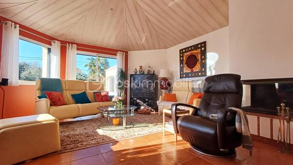 LES SABLES D'OLONNE, LE CHATEAU D'OLONNE, LA PIRONNIERE, à proximité immédiate de la plage de TANCHET, Découvrez cette superbe villa aux volumes généreux et aux prestations haut de gamme, idéale pour une vie de famille confortable et, pour recevoir en toute convivialité.
Dès l'entrée, vous serez séduits par une vaste entrée avec un vestiaire, offrant un accueil élégant et fonctionnel.
La maison s'ouvre ensuite sur une magnifique pièce de vie d'environ 70m2, composée d'un séjour en lumineux avec une cheminée, une salle à manger et une cuisine ouverte parfaitement agencée pour profiter de la terrasse avec piscine. 
Deux belles chambres de plain-pied dont une suite parentale avec sa salle de bain privative complètent les prestations du rez-de-chaussée.
A l'étage, un pallier dessert trois chambres supplémentaires idéales pour les enfants et les invités, une salle d'eau.
A l'extérieur, profitez d'un environnement sans vis à vis, au calme avec une piscine, un pool house, un sauna et un jacuzzi, pour des moments de bien-être toute l'année.
DOUBLE GARAGE
Les atouts:
- Architecture contemporaine de qualité aux volumes généreux
- Pièce de réception de 70m2 ouverte et lumineuse
- 5 chambres dont une suite parentale en rez-de-chaussée
- Espace détente complet: Piscine, sauna, jacuzzi et pool house
- Double Garage
A VISITER SANS TARDER!