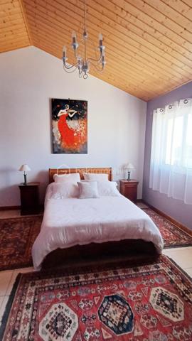 LES SABLES D'OLONNE, LE CHATEAU D'OLONNE, LA PIRONNIERE, à proximité immédiate de la plage de TANCHET, Découvrez cette superbe villa aux volumes généreux et aux prestations haut de gamme, idéale pour une vie de famille confortable et, pour recevoir en toute convivialité.
Dès l'entrée, vous serez séduits par une vaste entrée avec un vestiaire, offrant un accueil élégant et fonctionnel.
La maison s'ouvre ensuite sur une magnifique pièce de vie d'environ 70m2, composée d'un séjour en lumineux avec une cheminée, une salle à manger et une cuisine ouverte parfaitement agencée pour profiter de la terrasse avec piscine. 
Deux belles chambres de plain-pied dont une suite parentale avec sa salle de bain privative complètent les prestations du rez-de-chaussée.
A l'étage, un pallier dessert trois chambres supplémentaires idéales pour les enfants et les invités, une salle d'eau.
A l'extérieur, profitez d'un environnement sans vis à vis, au calme avec une piscine, un pool house, un sauna et un jacuzzi, pour des moments de bien-être toute l'année.
DOUBLE GARAGE
Les atouts:
- Architecture contemporaine de qualité aux volumes généreux
- Pièce de réception de 70m2 ouverte et lumineuse
- 5 chambres dont une suite parentale en rez-de-chaussée
- Espace détente complet: Piscine, sauna, jacuzzi et pool house
- Double Garage
A VISITER SANS TARDER!