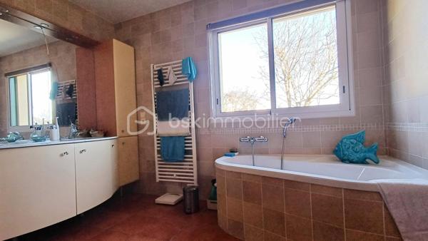 LES SABLES D'OLONNE, LE CHATEAU D'OLONNE, LA PIRONNIERE, à proximité immédiate de la plage de TANCHET, Découvrez cette superbe villa aux volumes généreux et aux prestations haut de gamme, idéale pour une vie de famille confortable et, pour recevoir en toute convivialité.
Dès l'entrée, vous serez séduits par une vaste entrée avec un vestiaire, offrant un accueil élégant et fonctionnel.
La maison s'ouvre ensuite sur une magnifique pièce de vie d'environ 70m2, composée d'un séjour en lumineux avec une cheminée, une salle à manger et une cuisine ouverte parfaitement agencée pour profiter de la terrasse avec piscine. 
Deux belles chambres de plain-pied dont une suite parentale avec sa salle de bain privative complètent les prestations du rez-de-chaussée.
A l'étage, un pallier dessert trois chambres supplémentaires idéales pour les enfants et les invités, une salle d'eau.
A l'extérieur, profitez d'un environnement sans vis à vis, au calme avec une piscine, un pool house, un sauna et un jacuzzi, pour des moments de bien-être toute l'année.
DOUBLE GARAGE
Les atouts:
- Architecture contemporaine de qualité aux volumes généreux
- Pièce de réception de 70m2 ouverte et lumineuse
- 5 chambres dont une suite parentale en rez-de-chaussée
- Espace détente complet: Piscine, sauna, jacuzzi et pool house
- Double Garage
A VISITER SANS TARDER!