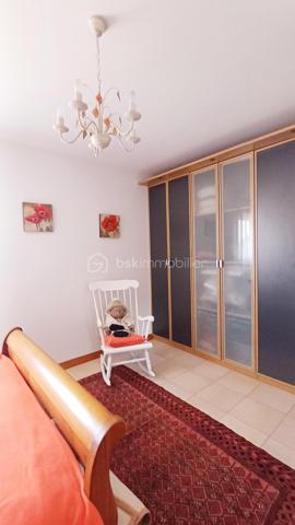 LES SABLES D'OLONNE, LE CHATEAU D'OLONNE, LA PIRONNIERE, à proximité immédiate de la plage de TANCHET, Découvrez cette superbe villa aux volumes généreux et aux prestations haut de gamme, idéale pour une vie de famille confortable et, pour recevoir en toute convivialité.
Dès l'entrée, vous serez séduits par une vaste entrée avec un vestiaire, offrant un accueil élégant et fonctionnel.
La maison s'ouvre ensuite sur une magnifique pièce de vie d'environ 70m2, composée d'un séjour en lumineux avec une cheminée, une salle à manger et une cuisine ouverte parfaitement agencée pour profiter de la terrasse avec piscine. 
Deux belles chambres de plain-pied dont une suite parentale avec sa salle de bain privative complètent les prestations du rez-de-chaussée.
A l'étage, un pallier dessert trois chambres supplémentaires idéales pour les enfants et les invités, une salle d'eau.
A l'extérieur, profitez d'un environnement sans vis à vis, au calme avec une piscine, un pool house, un sauna et un jacuzzi, pour des moments de bien-être toute l'année.
DOUBLE GARAGE
Les atouts:
- Architecture contemporaine de qualité aux volumes généreux
- Pièce de réception de 70m2 ouverte et lumineuse
- 5 chambres dont une suite parentale en rez-de-chaussée
- Espace détente complet: Piscine, sauna, jacuzzi et pool house
- Double Garage
A VISITER SANS TARDER!