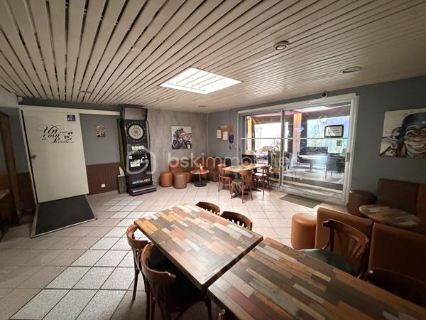 EXCLUSIVITÉ BSK IMMOBILIER – Vente des MURS comprenant : UN LOCAL COMMERCIAL ET APPARTEMENT DE FONCTION

Découvrez cet immeuble comprenant un local commercial exploité en Bar-Tabac-Presse ainsi qu’un spacieux appartement de fonction d’environ 120 m² réparti sur deux niveaux.

Au rez-de-chaussée, le local commercial développe une surface d’environ 105 m² et bénéficie d’une agréable terrasse d’environ 18 m², offrant une belle visibilité et un cadre accueillant pour la clientèle.

L’appartement, d’une superficie d’environ 119 m², se compose :
d’une belle pièce de vie,
de 4 chambres,
d’un bureau,
d’une salle d’eau,
d’une salle de bain,
de 2 WC,
ainsi que de combles offrant un espace de rangement complémentaire.

L’ensemble immobilier est actuellement loué, idéal pour un investissement avec rentabilité immédiate.

Pour plus d’informations, contactez Mickaël Baudet.